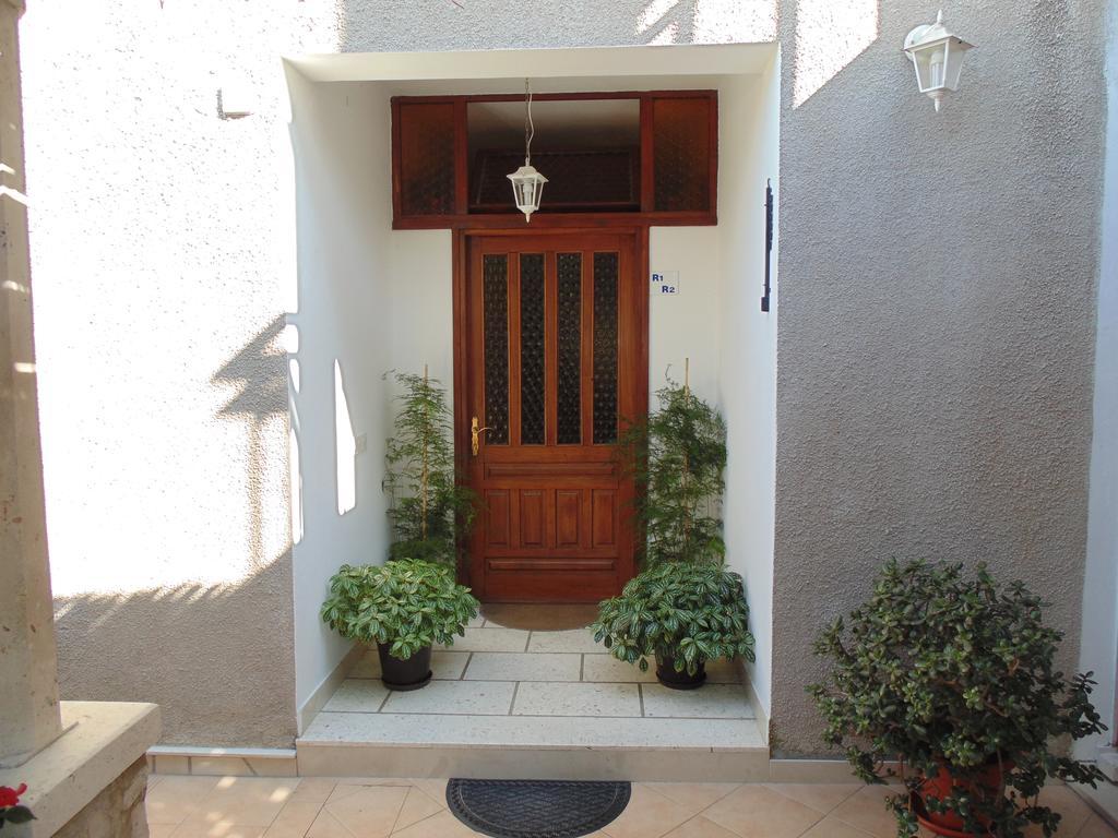 Villa Apartments Mate Cebalo Лумбарда Екстериор снимка