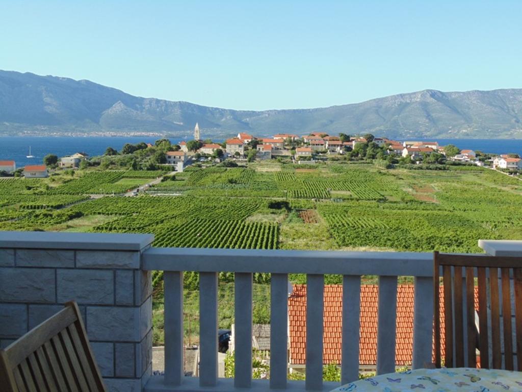 Villa Apartments Mate Cebalo Лумбарда Екстериор снимка