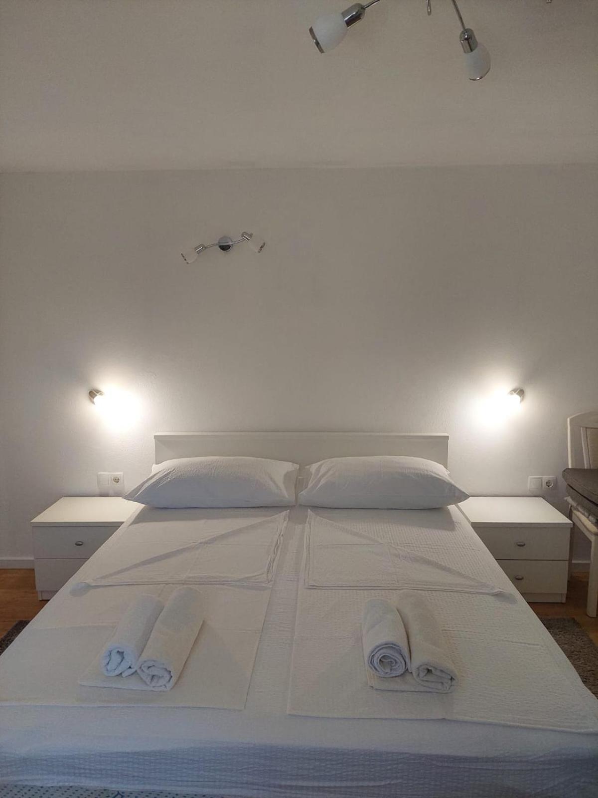 Villa Apartments Mate Cebalo Лумбарда Екстериор снимка