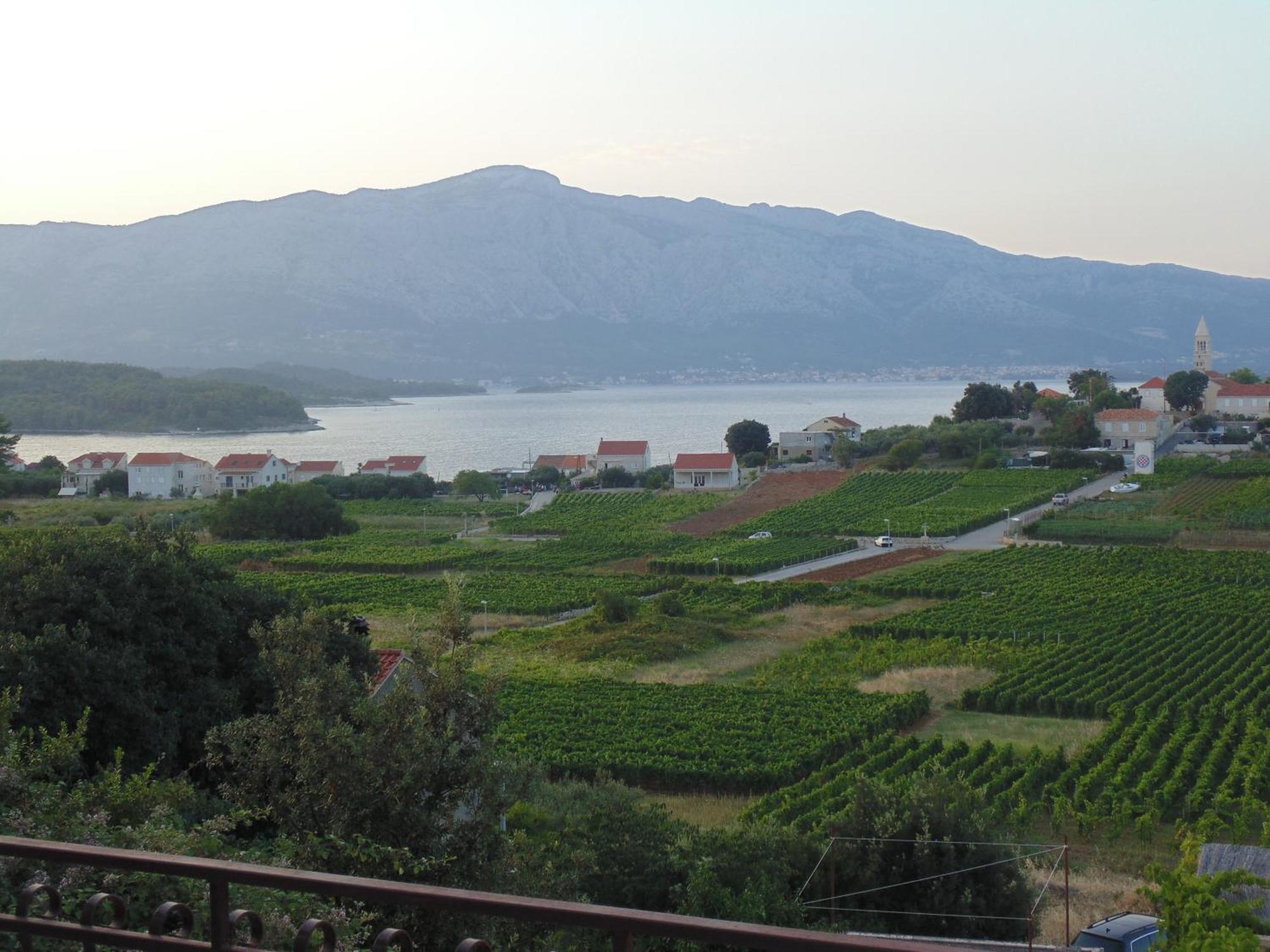Villa Apartments Mate Cebalo Лумбарда Екстериор снимка