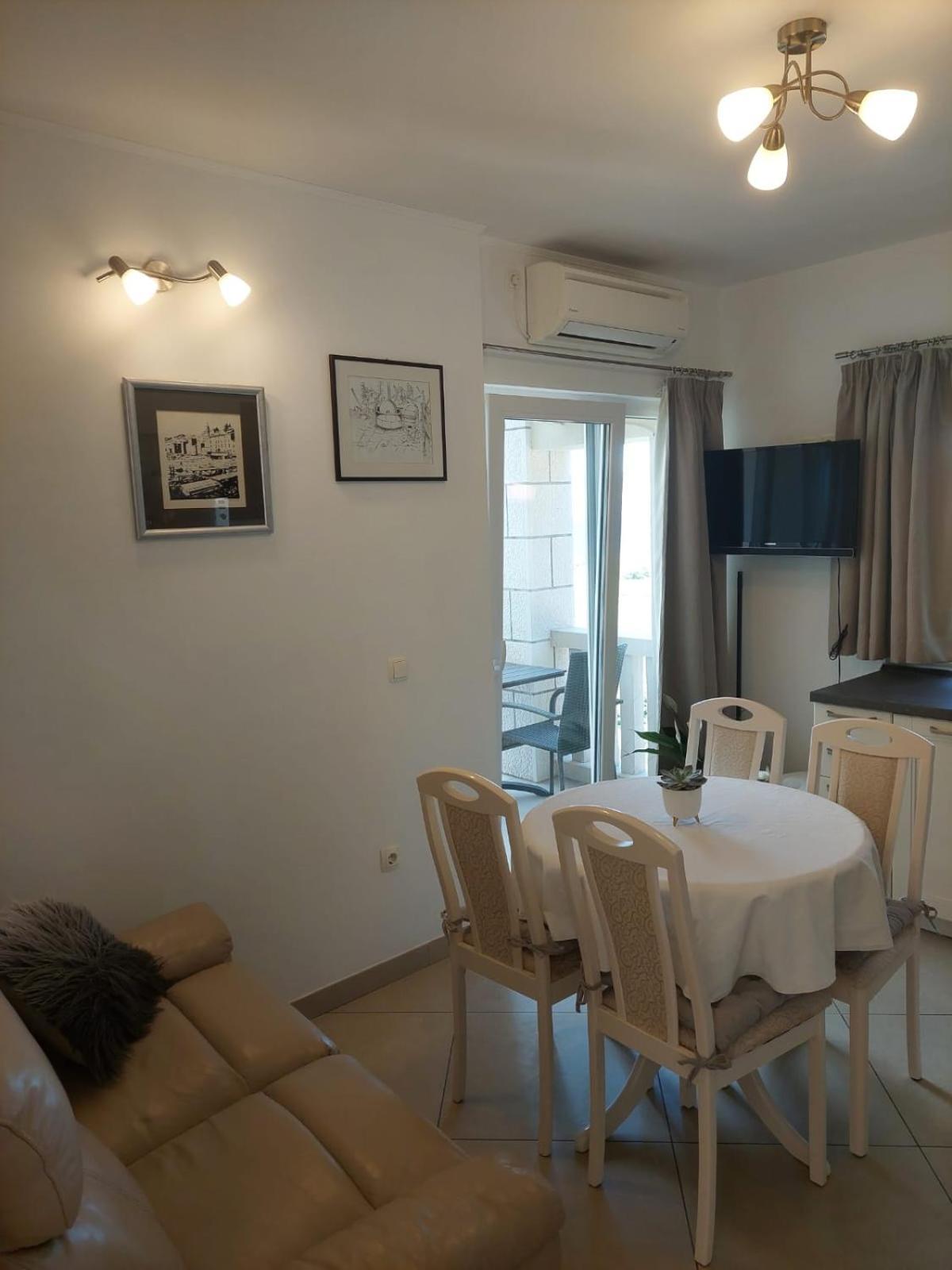Villa Apartments Mate Cebalo Лумбарда Екстериор снимка